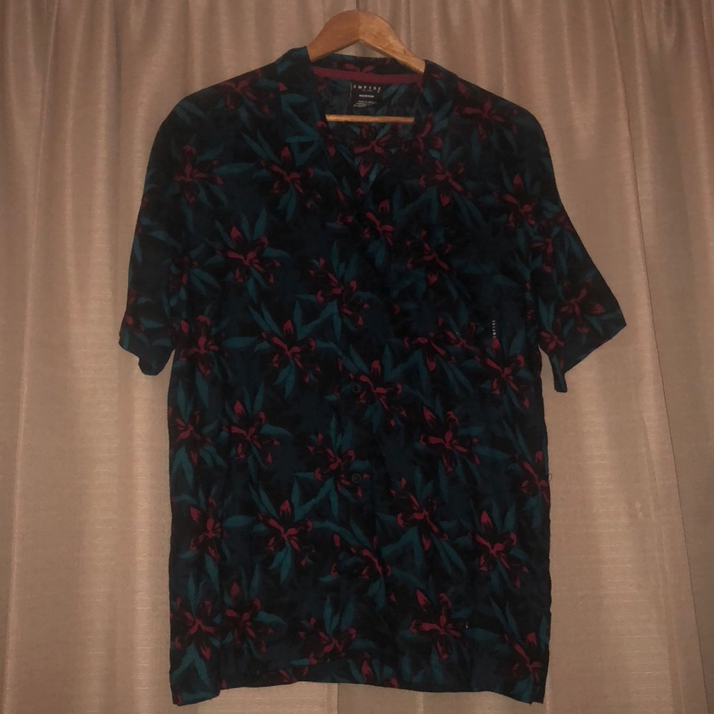 Medium collard shirt never warn